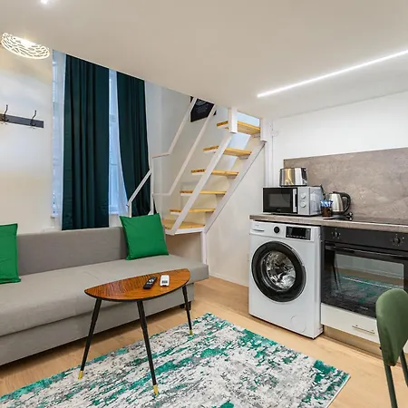 Apartment Cute Gallery Flat In Budapest, Summer Budapest
