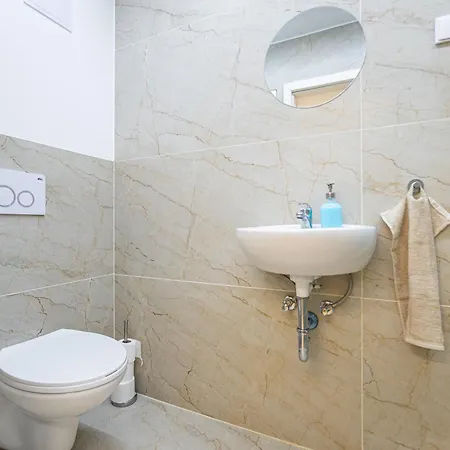 Cute Gallery Flat In Budapest, Summer Будапешт